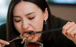 Ăn 4kg thức ăn "trả đũa" bạn trai sau chia tay, cô gái 21 tuổi suýt vỡ dạ dày