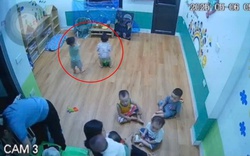 Cô giáo vừa bày hoa quả ra để dạy học thì 2 búp măng non liền xuất hiện và ngay 1 việc khiến các cô vừa hoảng vừa buồn cười