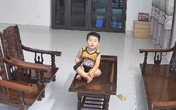 Bố đi làm xa, cả nhà bận việc, bé trai xem tivi rồi ngủ gật trên tấm kính khiến ai nấy vừa thương vừa lo ngay ngáy