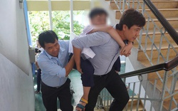 Xúc động hình ảnh thí sinh đi thi lớp 10 được cõng vào lớp