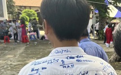 Thí sinh mặc áo chi chít chữ ký, có được vào dự thi?