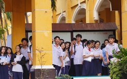 Hết giờ thi môn Ngoại ngữ vào lớp 10 TP.HCM: Thí sinh ai cũng khoe "Dễ lắm" nhưng sợ điểm chuẩn sẽ tăng!