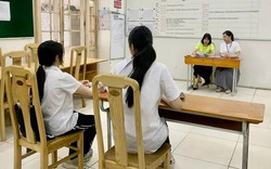 Phòng thi "đặc biệt" vào lớp 10 cho nữ sinh Hà Nội bị đứt gân cổ tay