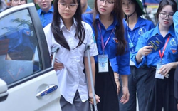 Nữ sinh nén đau chống nạng đi thi, bật khóc vì làm bài không như ý