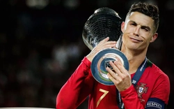 Vô địch ở tuổi 40, Ronaldo lại viết nên chương mới, với những kỷ lục mới