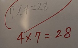 Con gái làm phép tính "7×4=28" bị gạch sai, bố vò đầu bứt tai không hiểu tại sao, dân mạng thì cãi nhau ầm ầm
