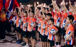Từ những người không đứng giữa sân khấu: Câu chuyện phía sau đêm khai mạc giải bóng đá rực rỡ