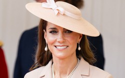 Vì sao Vương phi Kate liên tục cúi chào Vua Charles 4 lần trong một ngày?