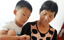 Mẹ Thạc sĩ giao con cho mẹ chồng chưa học hết cấp 2 dạy dỗ, kết quả bất ngờ đến mức hàng xóm phải chạy sang hỏi bí kíp!