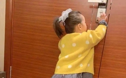 Nghe tiếng động lạ phát ra từ phòng cha mẹ, cô bé 5 tuổi tò mò đẩy cửa vào: Phụ huynh ngượng ngùng, xấu hổ