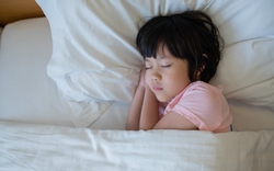 Đứa trẻ ngủ cùng bà trước 3 tuổi sẽ ảnh hưởng đáng kể đến tính cách, bố mẹ nên biết để cân nhắc!