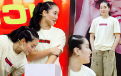 Gặp Trương Twins "đi dạy thêm" ở trại hè TP. HCM, nhan sắc ít son phấn vẫn nổi bật
