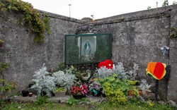 796 em bé bị bỏ rơi trong bể phốt ở Ireland suốt 80 năm trời: Bí mật đau thương đã bị chôn vùi như thế nào?