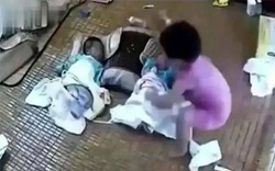 Mẹ trẻ vội đi vệ sinh, để con gái 5 tuổi trông cặp sinh đôi mới đầy tháng và bi kịch đã xảy ra ngay sau đó