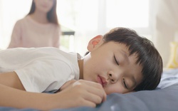 "Con bao nhiêu tuổi thì không nên ngủ cùng mẹ nữa?": Vấn đề tưởng nhỏ nhưng ảnh hưởng đến cả tương lai đứa trẻ