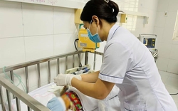 Bé sơ sinh ở Cao Bằng nguy kịch sau ca đẻ rơi: Gia đình tự cắt rốn buộc chỉ thô, dùng dao lam rạch da 'giải bệnh'