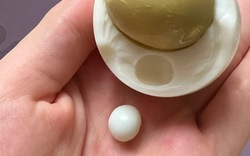 Bóc quả trứng gà luộc, cô gái hoang mang khi thấy 1 thứ nằm bên trong
