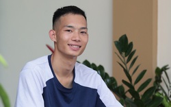 "Người hùng" cứu cháu bé thoát chết ngay trước đường ray: "Mẹ xem clip xong thì ôm lấy tôi"
