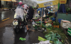 Bức ảnh sạp rau của mẹ cùng dòng tâm sự nhói lòng: “Mình thất nghiệp, mình không nuôi nổi mẹ”