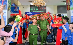 Cảnh đặc biệt tại ga Hà Nội: Người dân nồng nhiệt chào đón 556 cán bộ, chiến sĩ miền Nam chuẩn bị thực hiện nhiệm vụ A80