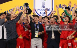 Ảnh nét căng: U23 Việt Nam vui sướng nâng cúp vô địch dưới trời pháo giấy, 1 cầu thủ rước cúp như Messi