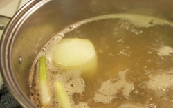 Có nên dùng nước luộc thịt để nấu canh?