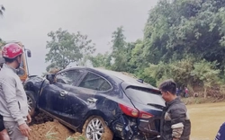 Ô tô chở 4 thanh niên bị nước cuốn trôi sau khi vượt rào cảnh báo đã được tìm thấy