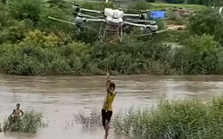 Anh nông dân Gia Lai nhanh trí dùng drone cứu hai em nhỏ kẹt giữa dòng nước xiết