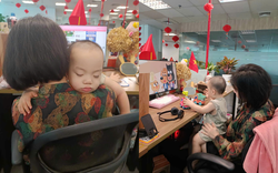 Mẹ bỉm Hà Nội bế con đi làm: Vừa chạy deadline vừa... thay tã cho con, may sao được đồng nghiệp thông cảm và hỗ trợ