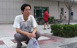 2 tháng nữa tốt nghiệp ĐH thì biến mất: Cha nghèo bật khóc vì bán hết tài sản, nợ nần nuôi con gái ăn học