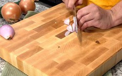 Chuyên gia cảnh báo 4 trường hợp cần thay thớt ngay để tránh rước bệnh
