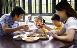 Nghiên cứu chỉ ra: Cha mẹ vô tư làm điều này trong bữa ăn, về lâu dài con cái đau đớn cả về mặt thể xác lẫn tinh thần!