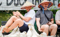 Về Việt Nam, những vị khách Tây thích thú vì được đàn vịt "mát-xa"