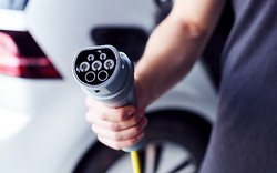 Sạc xe điện: Nên sạc nhanh hay sạc chậm tốt hơn?