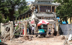 Cận cảnh tháo dỡ một phần nhà hàng nổi tiếng bên hồ Hoàn Kiếm, nhiều người dân bất ngờ ngoái nhìn