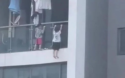Trẻ trèo ra ngoài ban công chung cư "hít xà", hàng xóm sợ hãi la hét