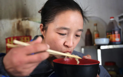 Nhìn 2 mẹ con ăn mỳ trong quán, ông chủ thở dài: Người mẹ này sau này sống cô độc, có khi phải nương tựa vào viện dưỡng lão