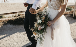 Cặp đôi bán vé cho người lạ dự đám cưới của mình, bất ngờ thu về 3,4 tỷ đồng