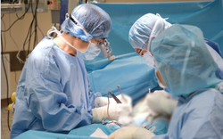 Chuẩn bị mổ ung thư phổi, bác sĩ Việt phát hiện “quả bom nổ chậm” trong não nữ bệnh nhân: Cái kết nghẹt thở