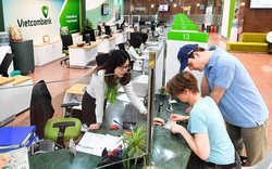 Người dùng thẻ Vietcombank chú ý biểu phí, lãi suất mới