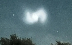 Nhìn lên bầu trời đêm người dân sợ hãi khi thấy luồng sáng kỳ lạ