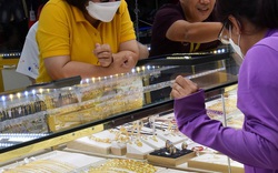 Giá vàng hôm nay 16-8: Tiếp tục lao dốc