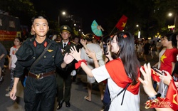 Các chiến sĩ vẫy tay tạm biệt người dân, khép lại đêm Tổng hợp luyện đầu tiên đáng nhớ