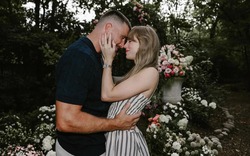 Váy cầu hôn của Taylor Swift "cháy hàng" với tốc độ tên lửa!