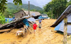 Lũ quét bất ngờ đổ về, người dân tháo chạy, cả bản tan hoang