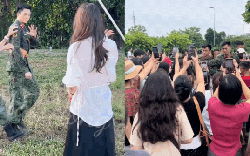 Thượng uý Lê Hoàng Hiệp được đồng đội "bảo vệ 24/24", theo sát nhắc nhở: Anh đừng có vẫy nữa!