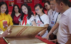 Thế hệ trẻ được truyền lửa khi nghe các bậc lão thành kể về một thời đầy khát vọng độc lập, tự do của cha anh