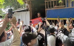 Hàng chục ống kính điện thoại livestream bủa vâ...