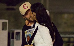 Paparazzi tóm cảnh Brooklyn Beckham có hành động thân mật quá đà giữa phố với vợ tỷ phú khiến dân tình ngượng đỏ mặt