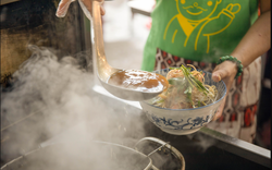Không phải bún bò Huế, món ăn chỉ từ 50.000 đồng/bát này mới là hương vị Việt lọt top ngon nhất thế giới